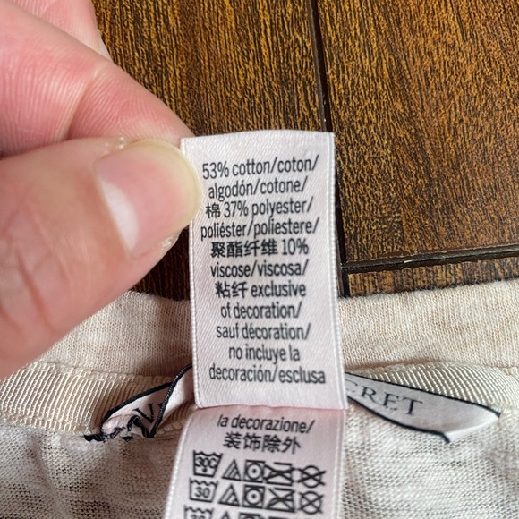 Victoria's Secret Cotton Blend Shimmers V-Neck Short Sleeve Tee Medium - Picture 4 of 5